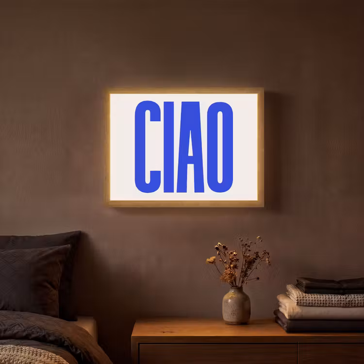 Ciao - Hoofdletters - Blauw - Minimalistisch Light Box met batterij (Wandlamp) middel -sfeer4