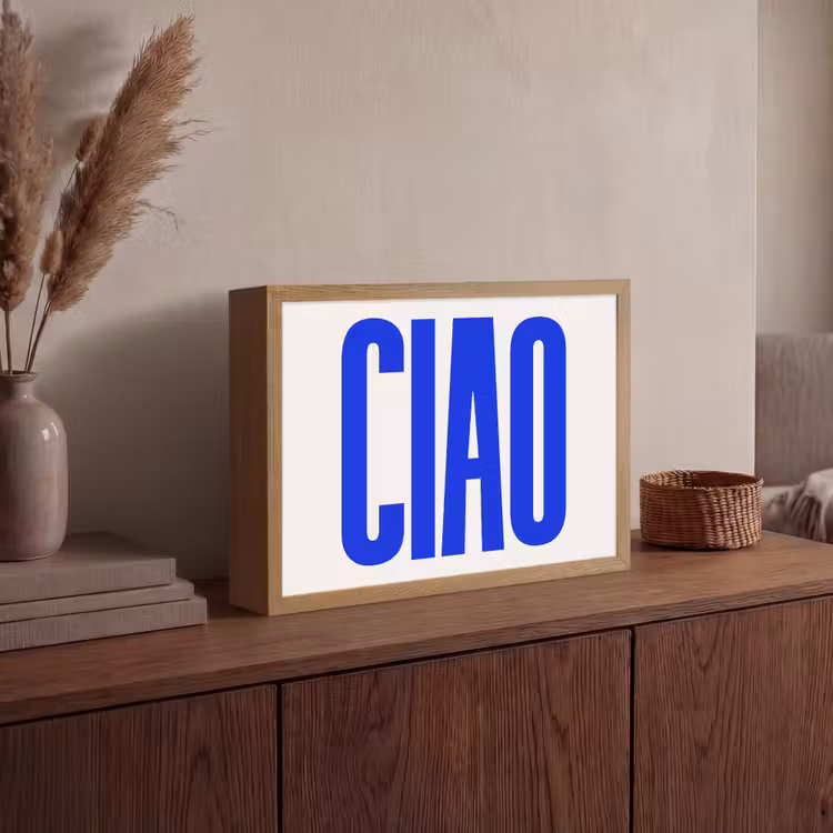 Ciao - Hoofdletters - Blauw - Minimalistisch Light Box met batterij (Wandlamp) middel -sfeer2