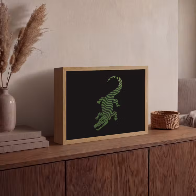 Krokodil - Groen - Tijgerachtig - Strepen Light Box met batterij (Wandlamp) middel -sfeer2