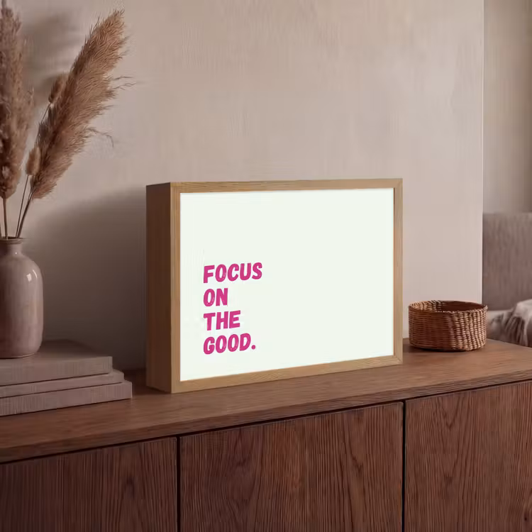 Focus on the good - Beige - Roze Light Box met batterij (Wandlamp) middel -sfeer2