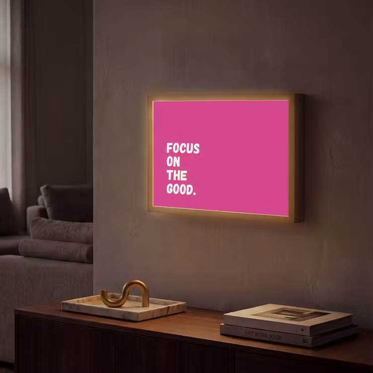 Focus on the good - Roze - Simple Light Box met batterij (Wandlamp) middel -sfeer1