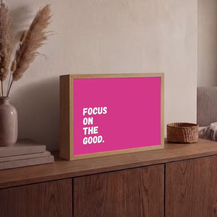 Focus on the good - Roze - Simple Light Box met batterij (Wandlamp) middel -sfeer2