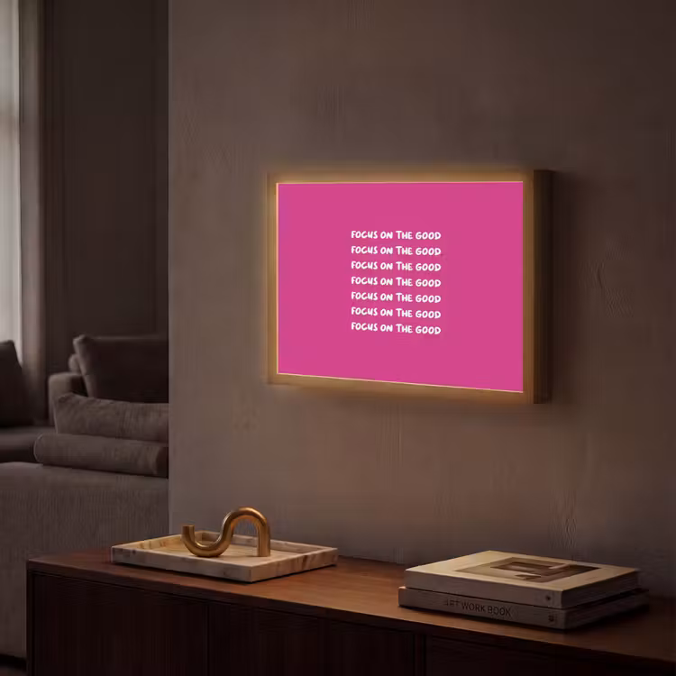 Focus on the good - Roze - wit Light Box met batterij (Wandlamp) middel -sfeer1