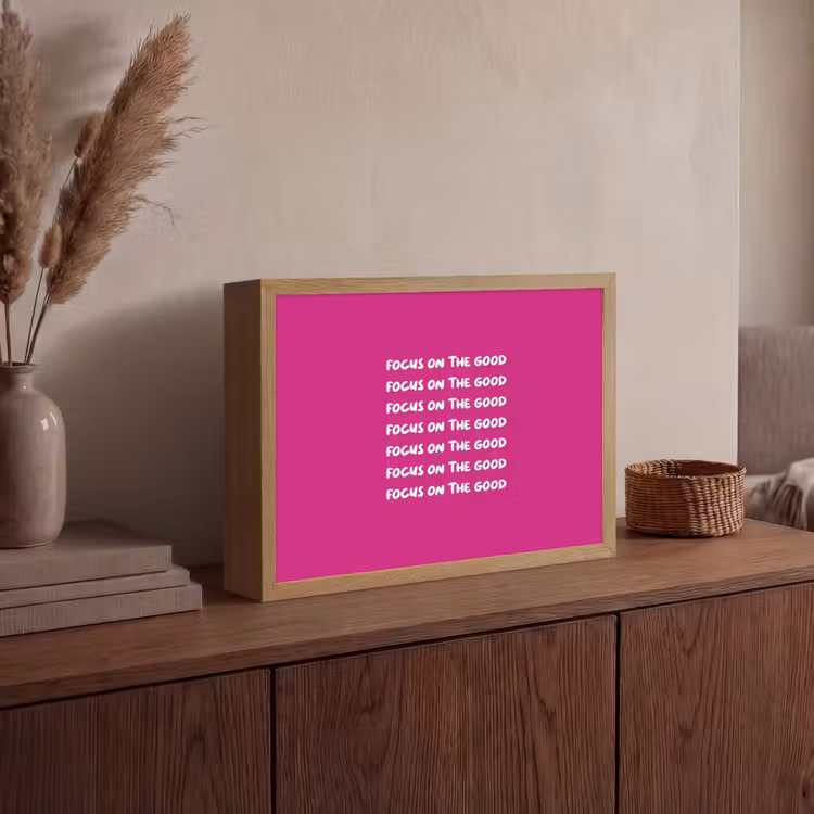 Focus on the good - Roze - wit Light Box met batterij (Wandlamp) middel -sfeer2