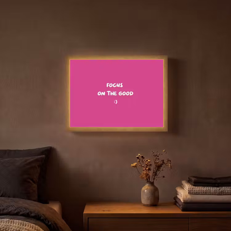 Focus - Smiley - Roze Light Box met batterij (Wandlamp) middel -sfeer4