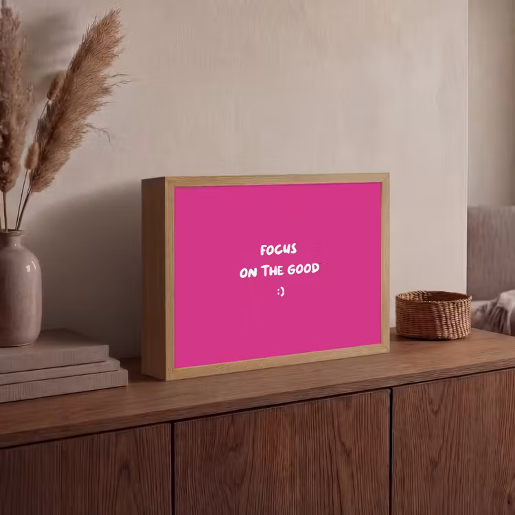 Focus - Smiley - Roze Light Box met batterij (Wandlamp) middel -sfeer2