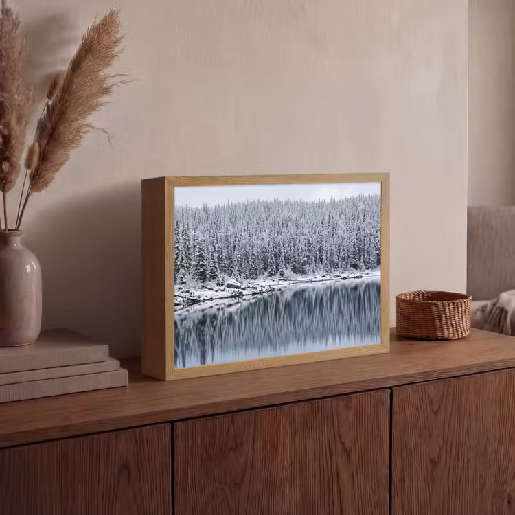 Bos - Reflectie - Meer - Winter - Serene Light Box met batterij (Wandlamp) middel -sfeer2