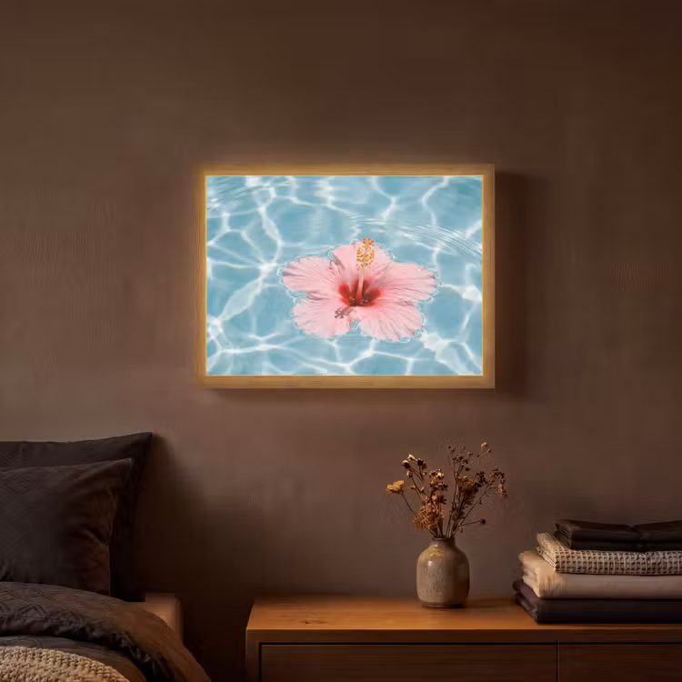 Hibiscus - Water - Roze Light Box met batterij (Wandlamp) middel -sfeer4
