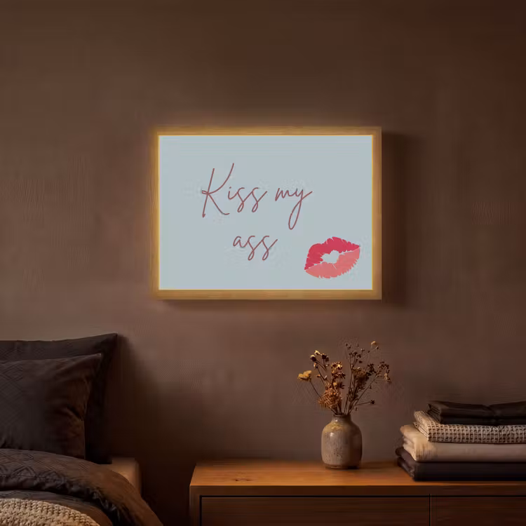 Kiss my ass - Lip - Blauw Light Box met batterij (Wandlamp) middel -sfeer4