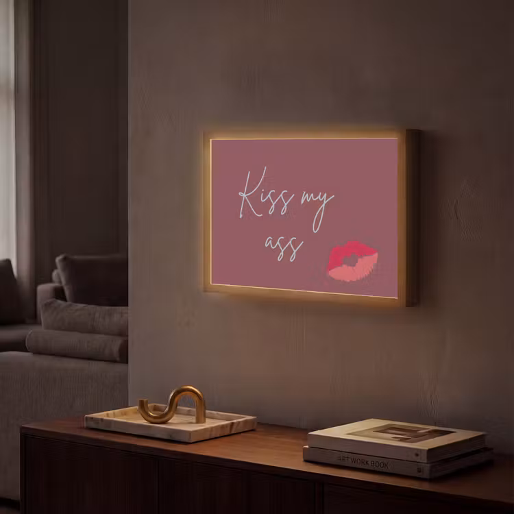 Kiss my ass - Lip - Bordeaux Light Box met batterij (Wandlamp) middel -sfeer1