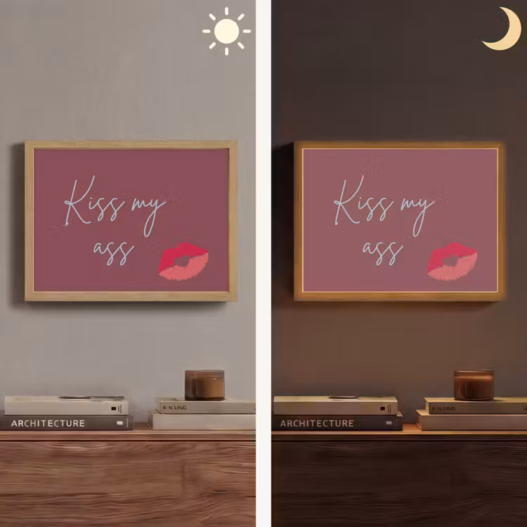 Kiss my ass - Lip - Bordeaux Light Box met batterij (Wandlamp) middel -sfeer3