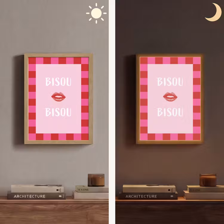 Kiss - Roze - Frans - Valentijn Light Box met batterij (Wandlamp) middel -sfeer3