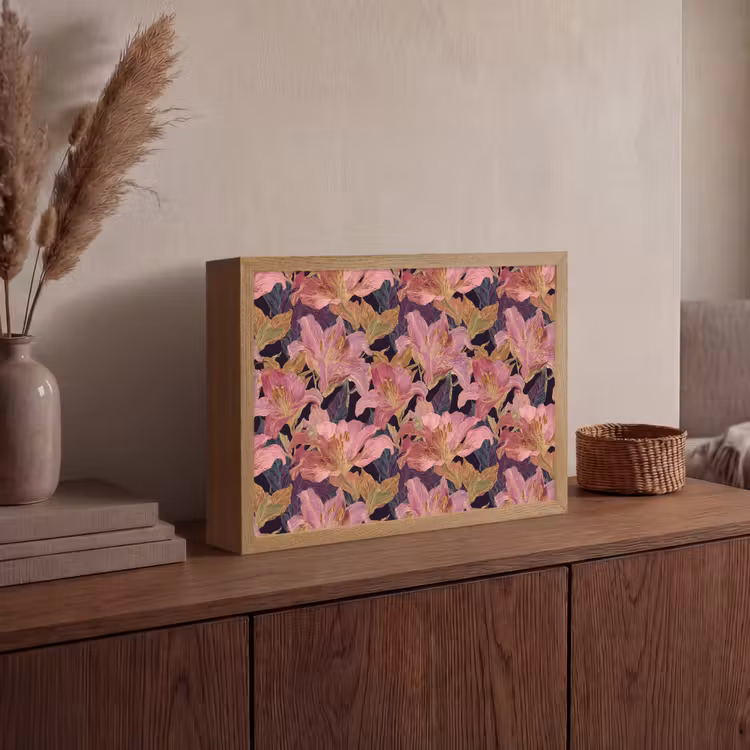 Lelies - Patroon - Roze - Goud Light Box met batterij (Wandlamp) middel 907 -sfeer2
