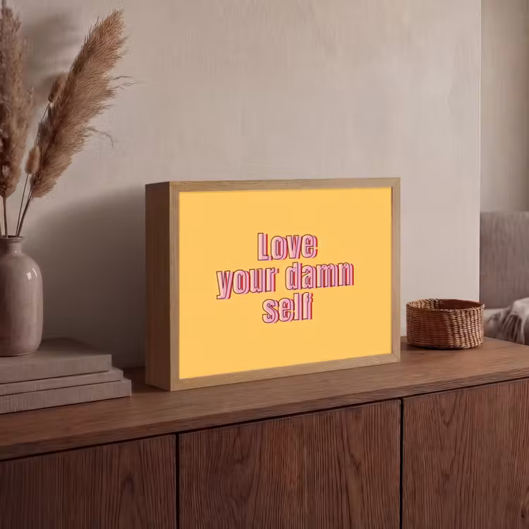 Love yourself - Roze - Geel Light Box met batterij (Wandlamp) middel -sfeer2