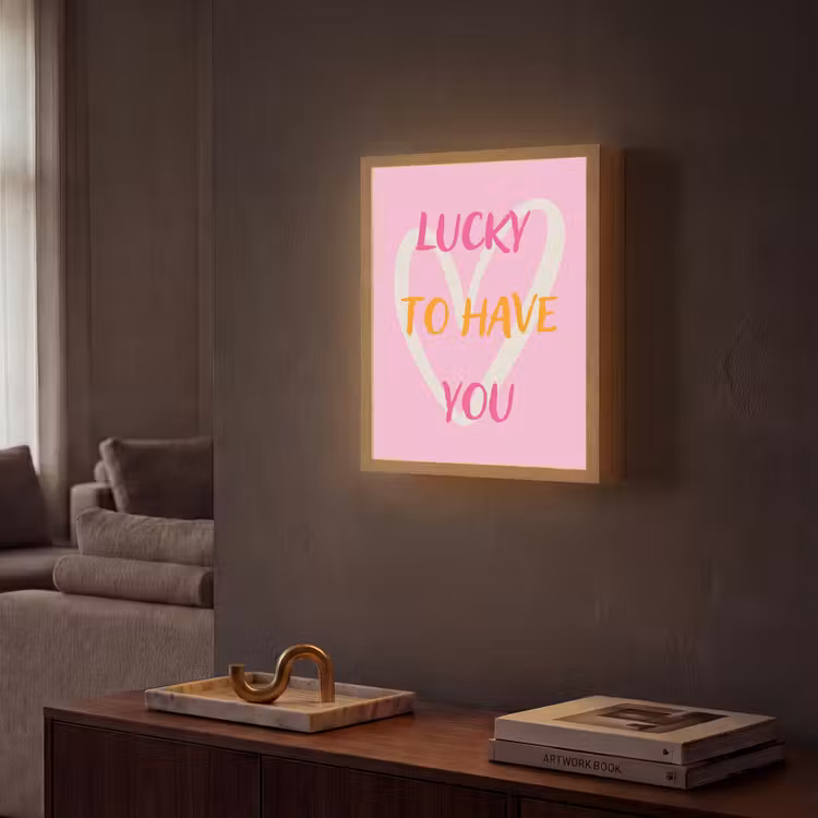 Lucky - Love - Valentijn - Roze Light Box met batterij (Wandlamp) middel -sfeer1