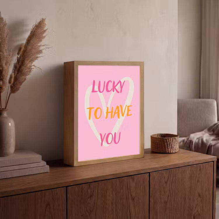 Lucky - Love - Valentijn - Roze Light Box met batterij (Wandlamp) middel -sfeer2