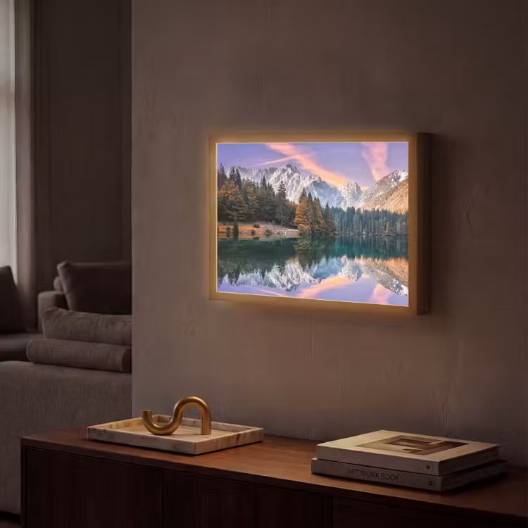 Bergen - Bos - Water - Lucht - Roze - Paars Light Box met batterij (Wandlamp) middel -sfeer1
