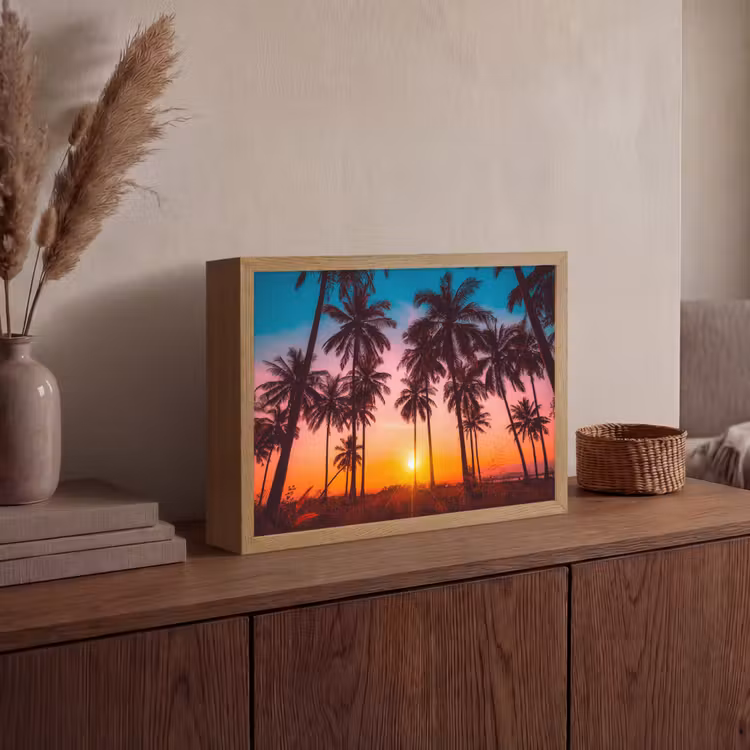 Palmboom - Zonsondergang - Horizon - Strand - Oranje - Roze Light Box met batterij (Wandlamp) middel -sfeer2