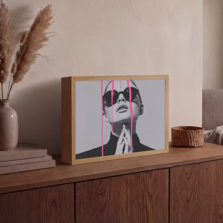 Portret - Vrouw - Zonnebril - Verfdruppels Light Box met batterij (Wandlamp) middel -sfeer2