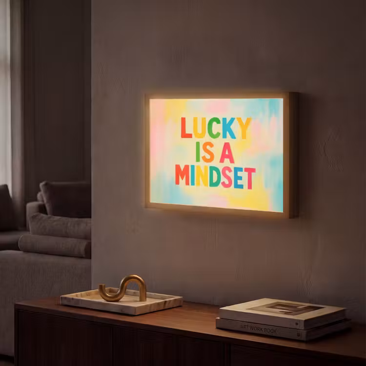 Quote - Lucky - Regenboogkleuren Light Box met batterij (Wandlamp) middel -sfeer1