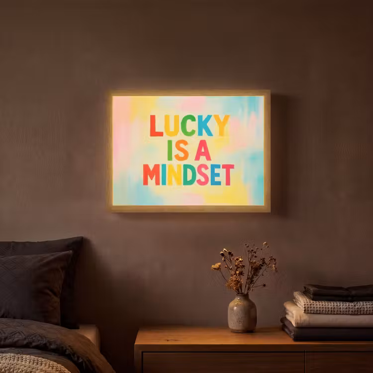 Quote - Lucky - Regenboogkleuren Light Box met batterij (Wandlamp) middel -sfeer4