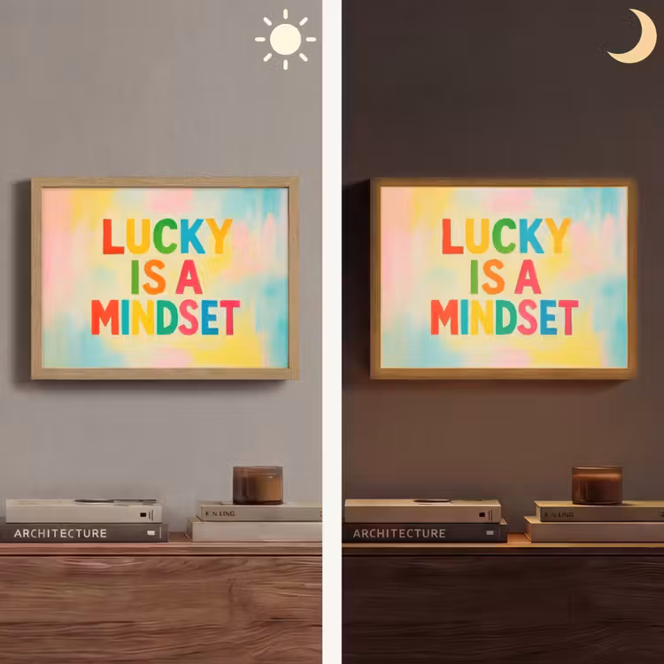 Quote - Lucky - Regenboogkleuren Light Box met batterij (Wandlamp) middel -sfeer3