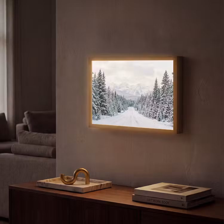 Weg - Sneeuw - Naaldbos - Winter - Avontuurlijk Light Box met batterij (Wandlamp) middel -sfeer1