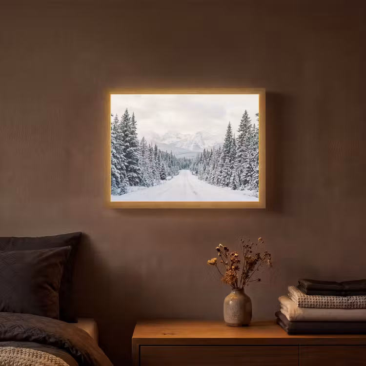 Weg - Sneeuw - Naaldbos - Winter - Avontuurlijk Light Box met batterij (Wandlamp) middel -sfeer4