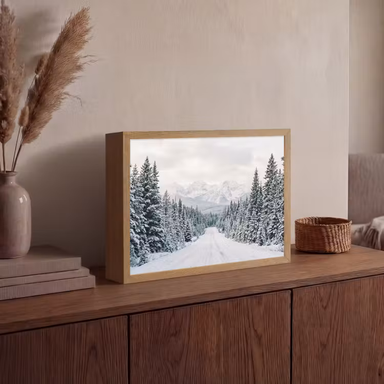Weg - Sneeuw - Naaldbos - Winter - Avontuurlijk Light Box met batterij (Wandlamp) middel -sfeer2