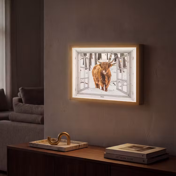 Schotse Hooglander - Sneeuw - Winter - Natuur - Dier - Doorkijk - Landelijk Light Box met batterij (Wandlamp) middel -sfeer1