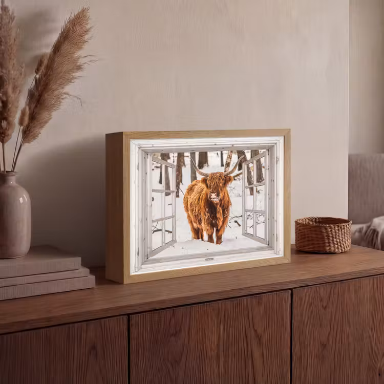 Schotse Hooglander - Sneeuw - Winter - Natuur - Dier - Doorkijk - Landelijk Light Box met batterij (Wandlamp) middel -sfeer2