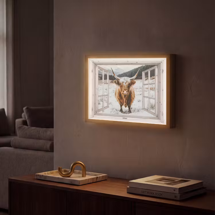 Schotse Hooglander - Winterlandschap - Landelijk - Bergen - Doorkijk Light Box met batterij (Wandlamp) middel -sfeer1