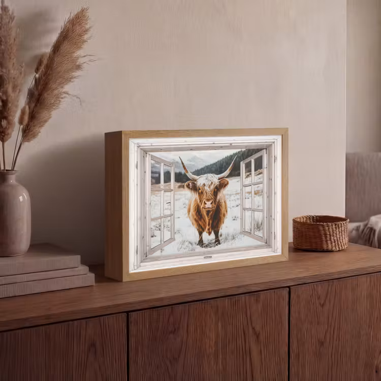 Schotse Hooglander - Winterlandschap - Landelijk - Bergen - Doorkijk Light Box met batterij (Wandlamp) middel -sfeer2