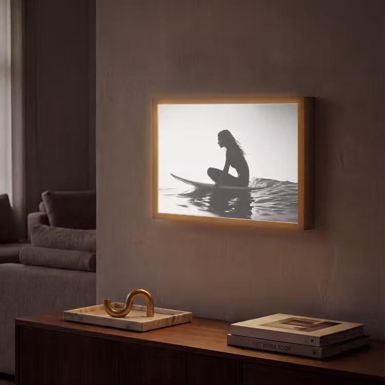 Silhouet - Vrouw - Surfplank - Water Light Box met batterij (Wandlamp) middel -sfeer1