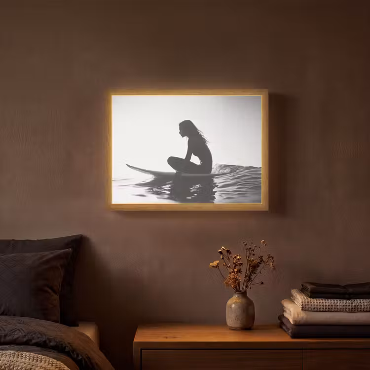 Silhouet - Vrouw - Surfplank - Water Light Box met batterij (Wandlamp) middel -sfeer4