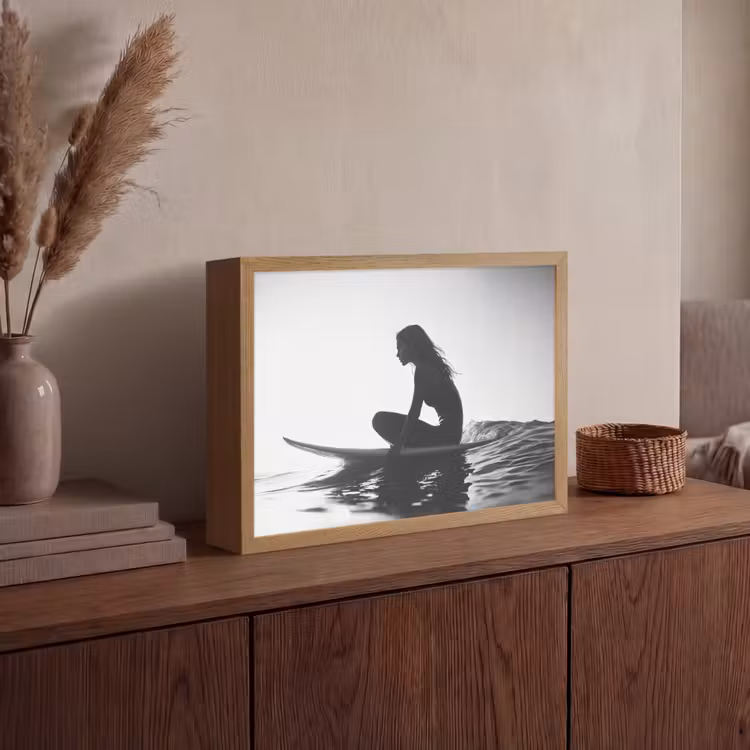 Silhouet - Vrouw - Surfplank - Water Light Box met batterij (Wandlamp) middel -sfeer2