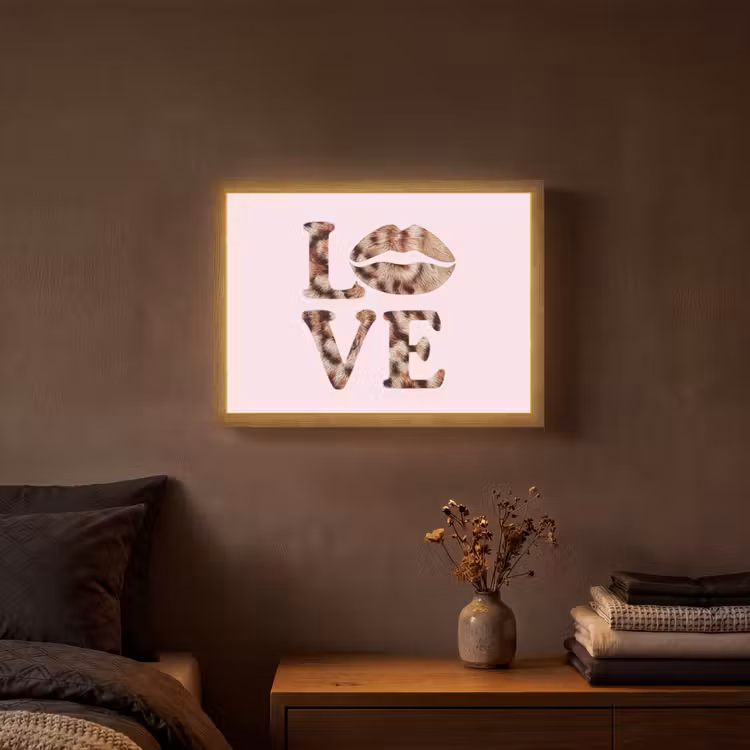 Tekst - Love - Pantervacht - Lichtroze Light Box met batterij (Wandlamp) middel -sfeer4