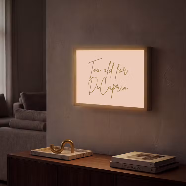 Too old for dicaprio - Roze - Groen Light Box met batterij (Wandlamp) middel -sfeer1