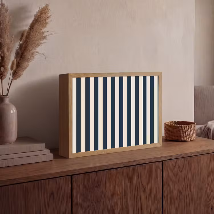 Verticale strepen - Blauw - Crème Light Box met batterij (Wandlamp) middel 907 -sfeer2