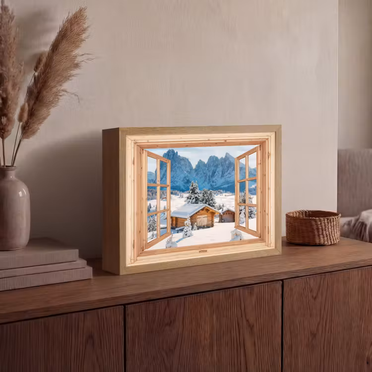 Doorkijk - Winterlandschap - Huisje - Bergen - Uitzicht Light Box met batterij (Wandlamp) middel -sfeer2