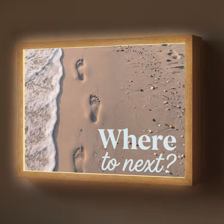 Where to next - Strand - Voetstappen Light Box met batterij (Wandlamp) middel -z3d_website