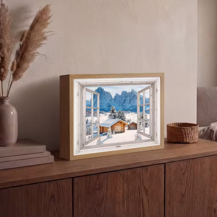 Winterlandschap - Huisje - Bergen - Uitzicht - Doorkijk - Natuur Light Box met batterij (Wandlamp) middel -sfeer2