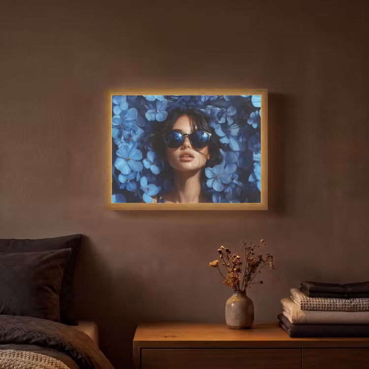Vrouw - Blauw - Bloemen - Vlinders - Natuur Light Box met batterij (Wandlamp) middel -sfeer4