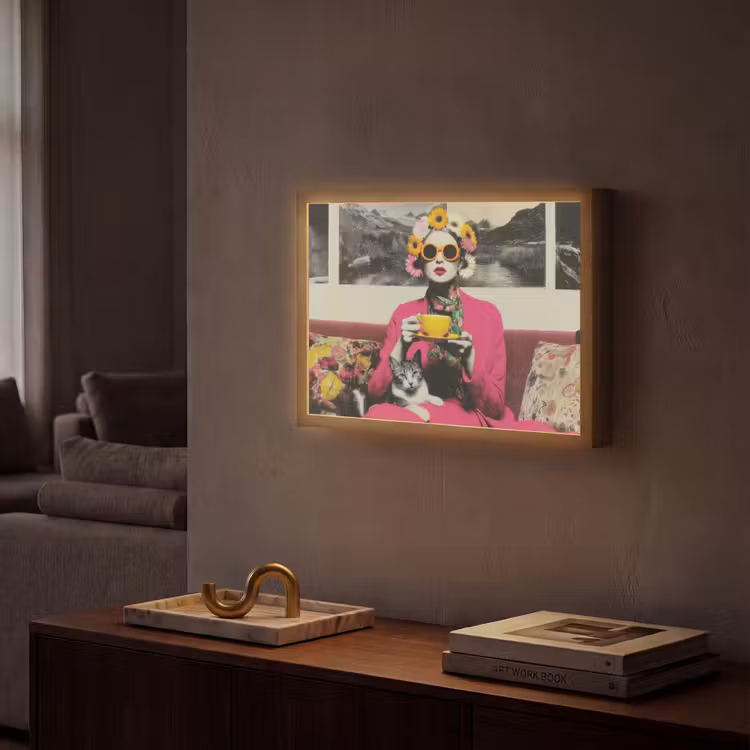 Vrouw - Kat - Bloemen - Kopje - Retro Light Box met batterij (Wandlamp) middel -sfeer1