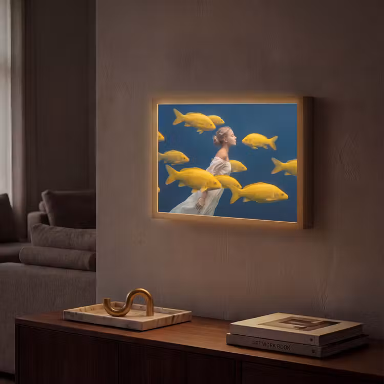 Vrouw - Vis - Water - Natuur - Geel Light Box met batterij (Wandlamp) middel -sfeer1