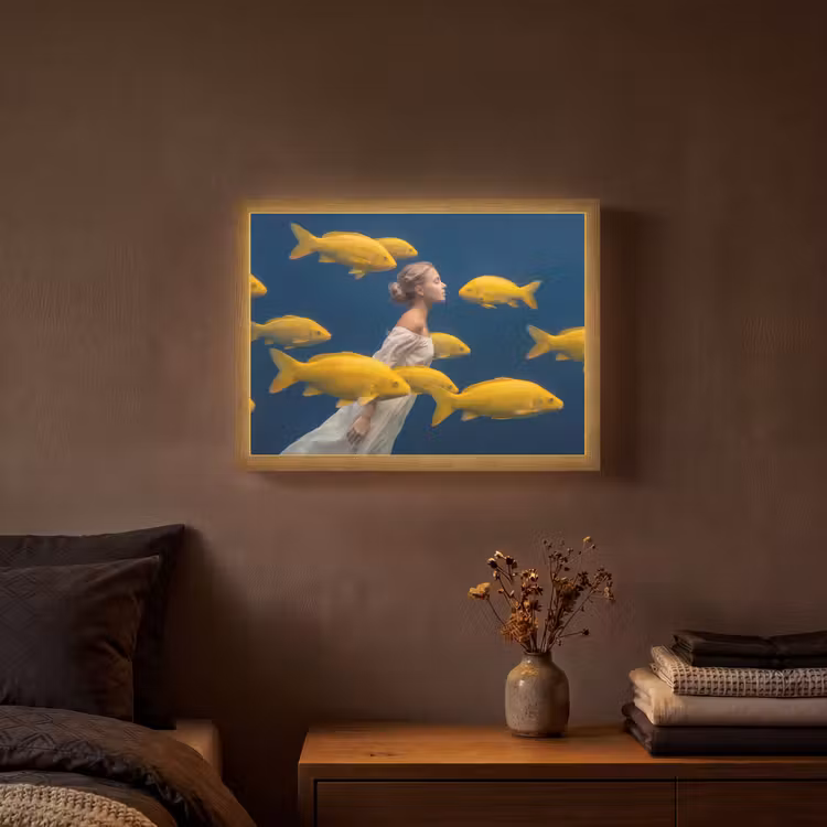 Vrouw - Vis - Water - Natuur - Geel Light Box met batterij (Wandlamp) middel -sfeer4