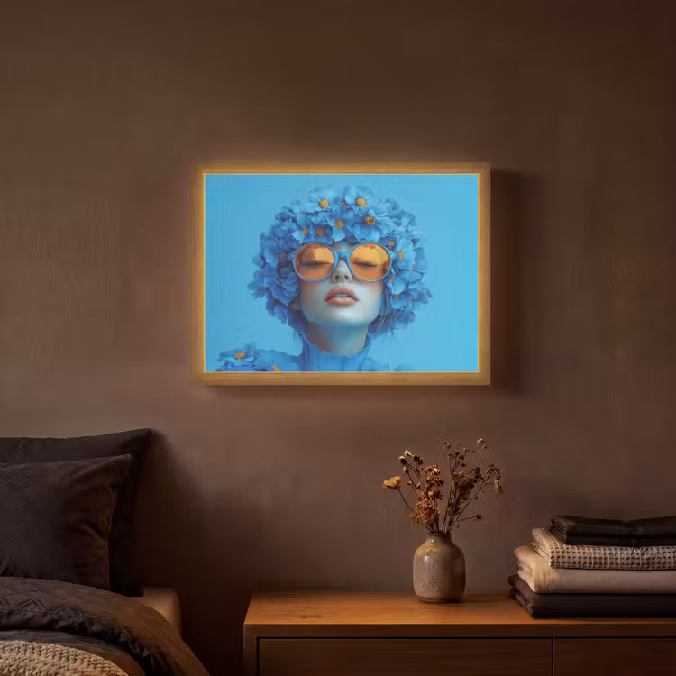 Vrouw - Bloem - Blauw - Modern - Bril - Portret Light Box met batterij (Wandlamp) middel -sfeer4