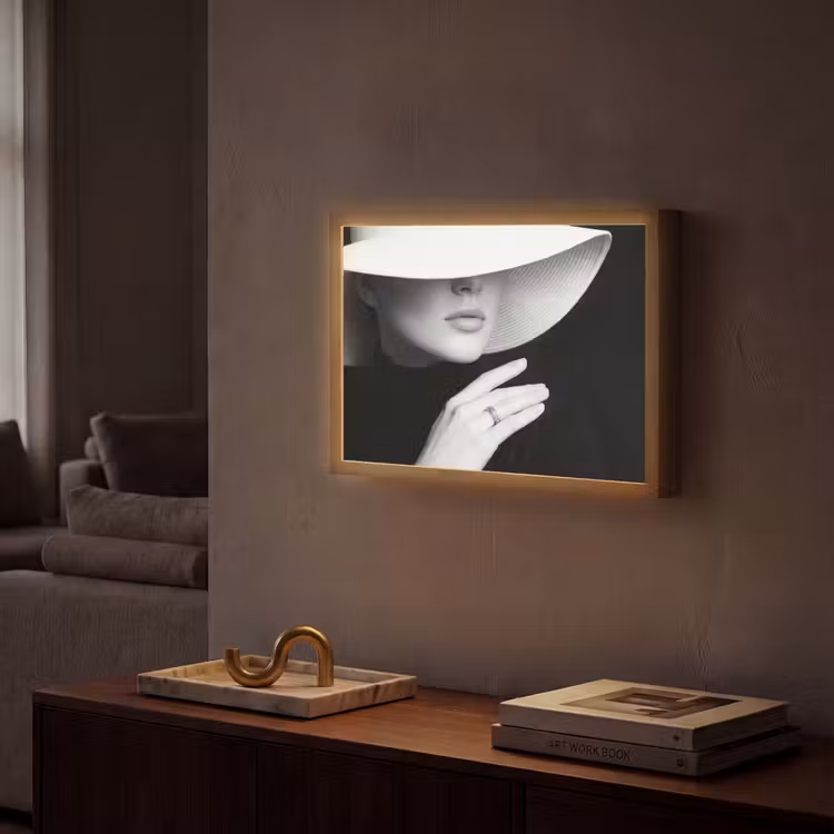 Vrouw - Hoed - Hand - Zwart - Wit - Klassiek Light Box met batterij (Wandlamp) middel -sfeer1