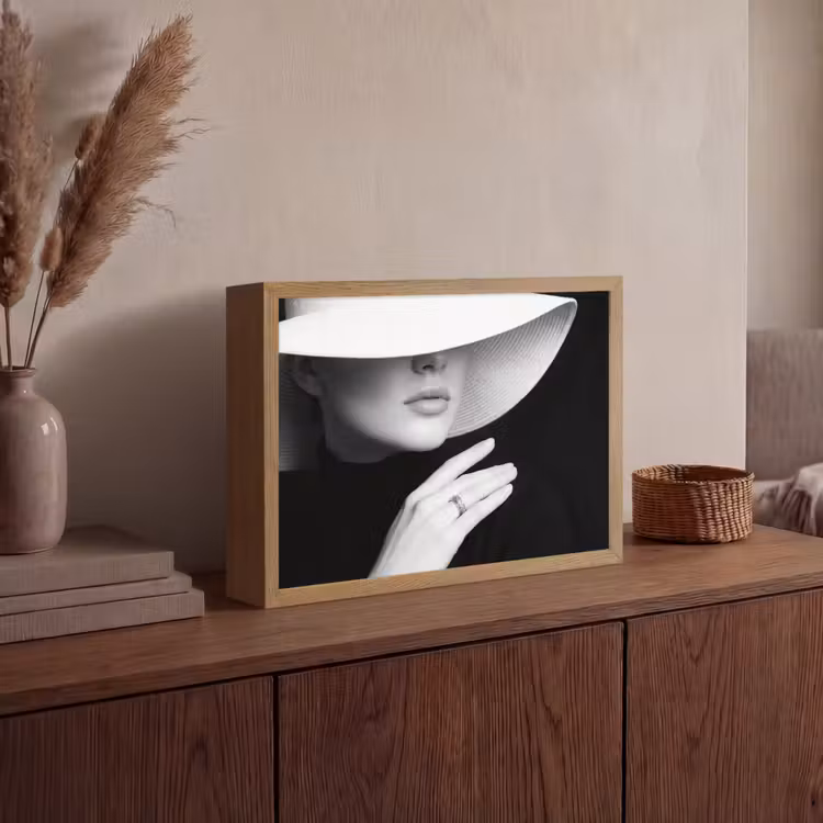 Vrouw - Hoed - Hand - Zwart - Wit - Klassiek Light Box met batterij (Wandlamp) middel -sfeer2