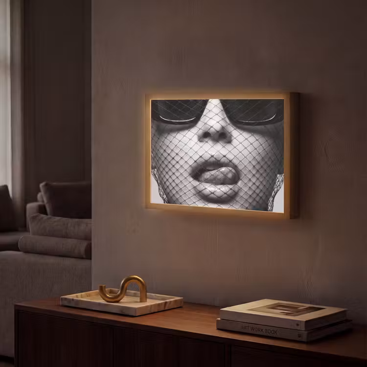 Vrouw - Net - Mysterieus - Zwart - Wit Light Box met batterij (Wandlamp) middel -sfeer1